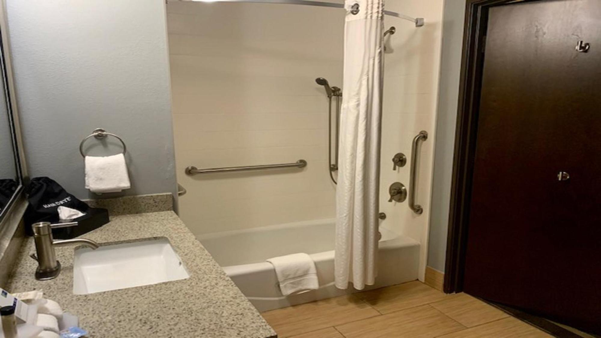 Holiday Inn Express & Suites Perry-National Fairground Area By Ihg Екстериор снимка